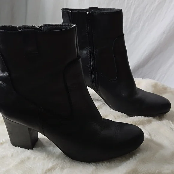 Clarks Black Leather Heeled Ankle Boots  Size 10 - Picture 2 of 7